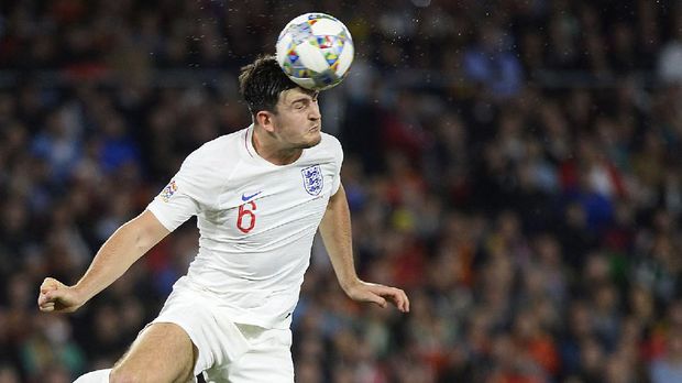 England's defender Harry Maguire (R) controls the ball during the UEFA Nations League football match between Spain and England on October 15, 2018 at the Benito Villamarin stadium in Sevilla. (Photo by CRISTINA QUICLER / AFP) / “The erroneous mention[s] appearing in the metadata of this photo by CRISTINA QUICLER has been modified in AFP systems in the following manner: [Spain's forward Rodrigo] instead of [Spain's midfielder Sergi Roberto]. Please immediately remove the erroneous mention[s] from all your online services and delete it (them) from your servers. If you have been authorized by AFP to distribute it (them) to third parties, please ensure that the same actions are carried out by them. Failure to promptly comply with these instructions will entail liability on your part for any continued or post notification usage. Therefore we thank you very much for all your attention and prompt action. We are sorry for the inconvenience this notification may cause and remain at your disposal for any further information you may require.”