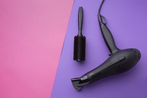 Ilustrasi hair dryer baru / freepik.com (freepik official) Hair dryer yang sudah lama bisa merusak rambut