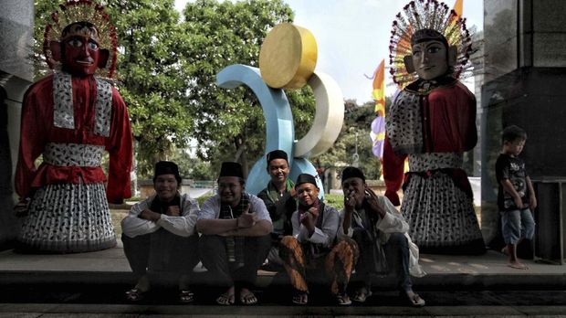 Memeriahkan Ramadan, sejumlah warga melakukan atraksi seni budaya Betawi di Jakarta Islamic Centre