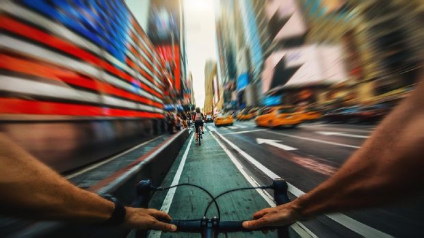 jalur sepeda amerika POV bicycle riding: man with road racing bike in New York