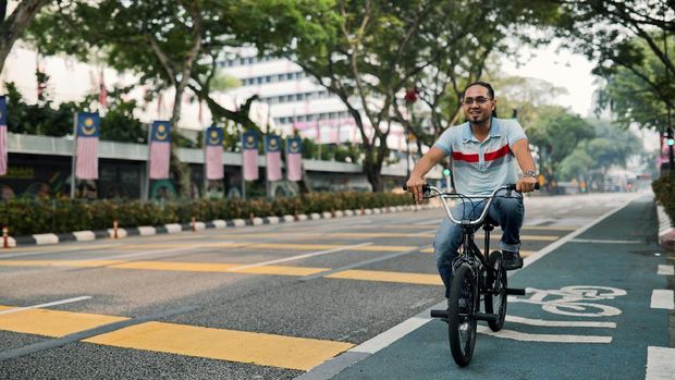 jalur sepeda malaysia Young asian having sport on weekend