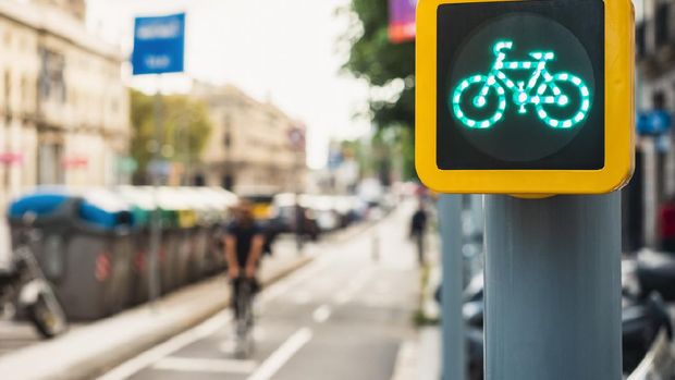 jalur sepeda spanyol Bicycle Sign Traffic Light City Street People riding on Bike lane Ecology lifestyle Transportation