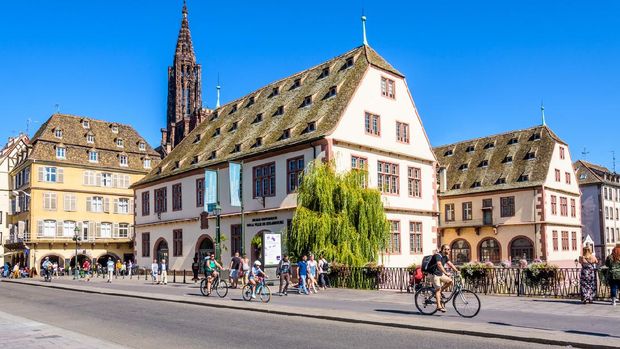 jalur sepeda Strasbourg Strasbourg, France - September 15, 2019: The Historical Museum is located in the listed building of the former slaughterhouse on the river Ill, near Notre-Dame cathedral in the historic district.