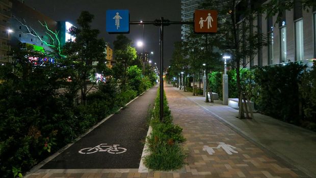 jalur sepeda tokyo Tokyo, Japan - August 19, 2015: One of cycling lanes which can be found around Tokyo, Japan