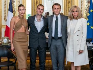 Hailey Bieber Bertemu Presiden Prancis Secara Resmi, Baju Seksinya Disorot