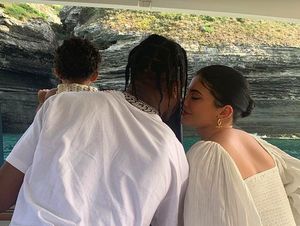 Kemesraan Kylie Jenner dan Travis Scott di Hari Ayah Kemesraan Kylie Jenner dan Travis Scott di Hari Ayah