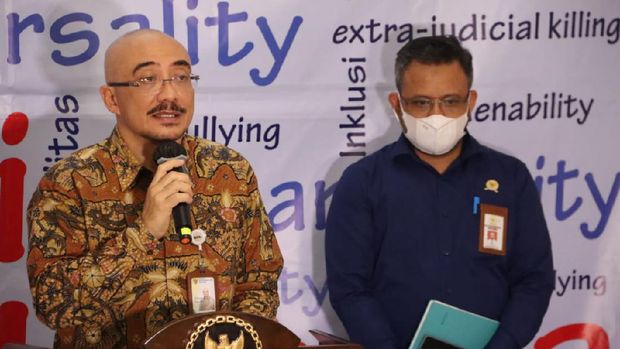 Komisioner Komisi Nasional Hak Asasi Manusia (Komnas HAM) Choirul Anam dan Kepala Badan Kepegawaian Negara (BKN) Bima Haria Wibisana dalam pembahasan terkait aduan mengenai tes wawasan kebangsaan (TWK) pegawai KPK, di kantor Komnas HAM, Jakarta, Selasa (22/6).Foto: Humas Komnas HAM.