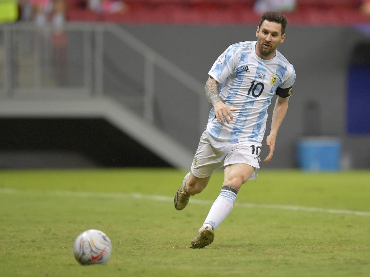 Lionel Messi mendapat ucapan selamat ulang tahun dari Pele. (Foto: Pedro Vilela/Getty Images)