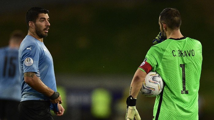 CUIABA, BRAZIL - JUNE 21: Luis Suarez of Uruguay talks with Claudio Bravo goalkeeper of Chile during a group A match between Uruguay and Chile as part of Conmebol Copa America Brazil 2021 at Arena Pantanal on June 21, 2021 in Cuiaba, Brazil. (Photo by Rogerio Florentino/Getty Images)