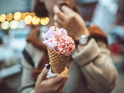 Makan Es Krim Saat Cuaca Panas, Wanita Ini Malah Jatuh Pingsan!