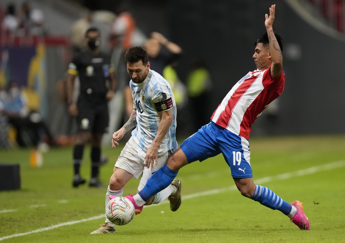 Aksi Ciamik Messi Vs Paraguay: Kecoh Cardozo, Kolongi Arzamendia. (Foto: AP/Ricardo Mazalan)