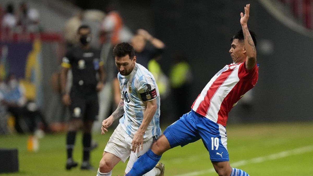 Lionel Messi berupaya melewati pemain Paraguay di Copa America 2021. (Foto: AP/Ricardo Mazalan)