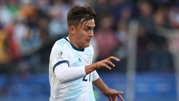 SAO PAULO, BRAZIL - JULY 06: Paulo Dybala of Argentina controls the ball during the Copa America Brazil 2019 Third Place match between Argentina and Chile at Arena Corinthians on July 06, 2019 in Sao Paulo, Brazil. (Photo by Alexandre Schneider/Getty Images)