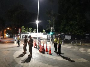 Hari Kedua Pembatasan di Kemang, Pedagang Menjerit Turun Omzet