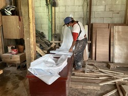 Cerita Perajin Peti Mati di TPU Pondok Kelapa Kewalahan Terima Pesanan