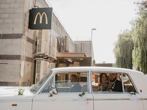 Kenang Masa Kencan Pertama, Pengantin Ini Rayakan Pernikahan di Drive Thru