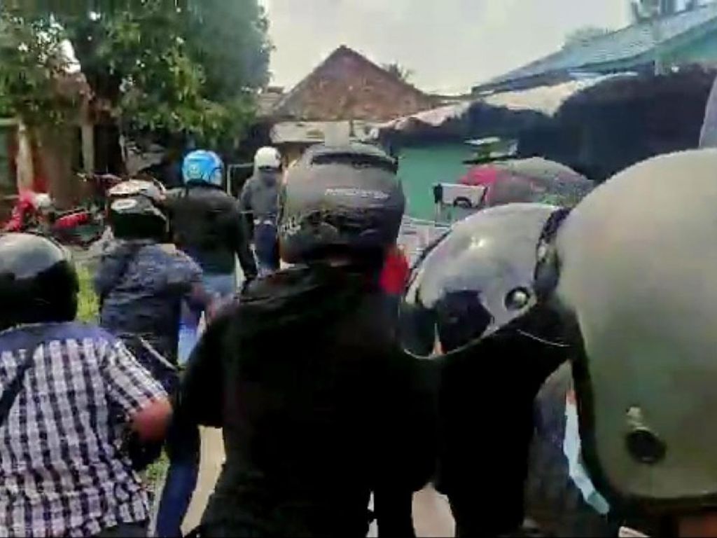 Polisi Diserang Saat Gerebek Kampung Narkoba di Palembang, Ada yang Dicekik Polisi Diserang Saat Gerebek Kampung Narkoba di Palembang, Ada yang Dicekik