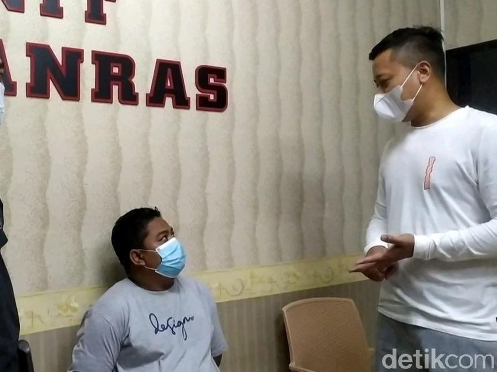 Pria Garut Ini Bacok Teman Gegara Ibunya Diacungi Golok Pria Garut Ini Bacok Teman Gegara Ibunya Diacungi Golok
