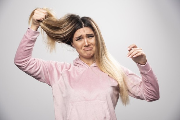 Penggunaan hair dryer yang terlalu sering bisa membuat rambut akibatnya rambut menjadi kusam dan kering.