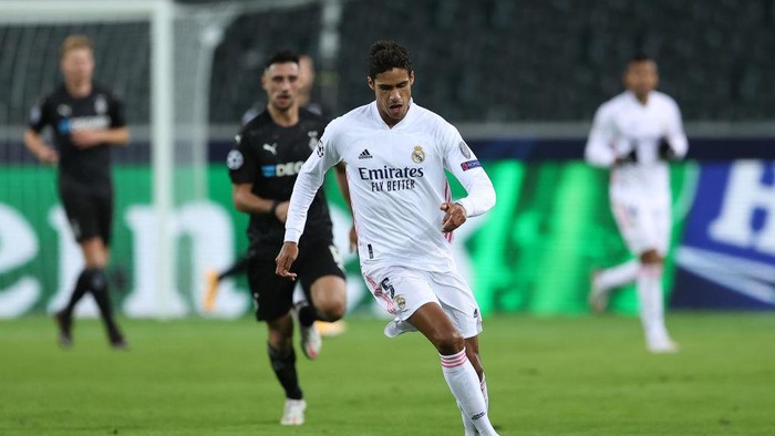 MOENCHENGLADBACH, GERMANY - OCTOBER 27: 
Raphael Varane of Mdrid runs with the ball during the UEFA Champions League Group B stage match between Borussia Moenchengladbach and Real Madrid at Borussia-Park on October 27, 2020 in Moenchengladbach, Germany. (Photo by Lars Baron/Getty Images)