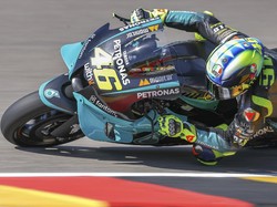 Galau Putuskan Karir Balapnya, Valentino Rossi Pilih Liburan Bersama Sang Kekasih