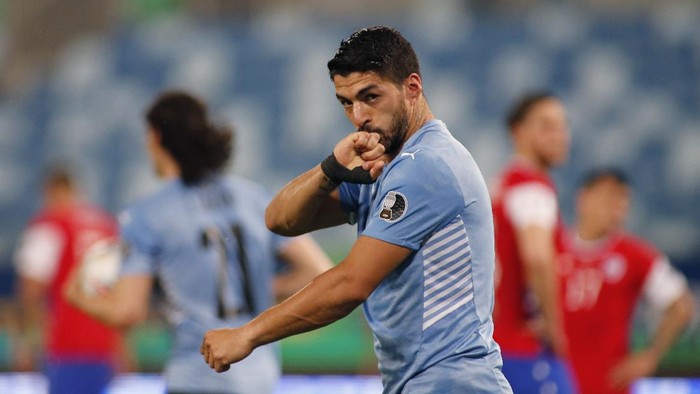 CUIABA, BRAZIL - JUNE 21: Luis Suarez of Uruguay celebrates after his team first goal scored by an own goal of Arturo Vidal of Chile during a group A match between Uruguay and Chile as part of Conmebol Copa America Brazil 2021 at Arena Pantanal on June 21, 2021 in Cuiaba, Brazil. (Photo by Miguel Schincariol/Getty Images)