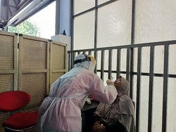 Calon Penumpang Rela Tunggu 3 Jam demi Tes Antigen di Stasiun Tanah Abang
