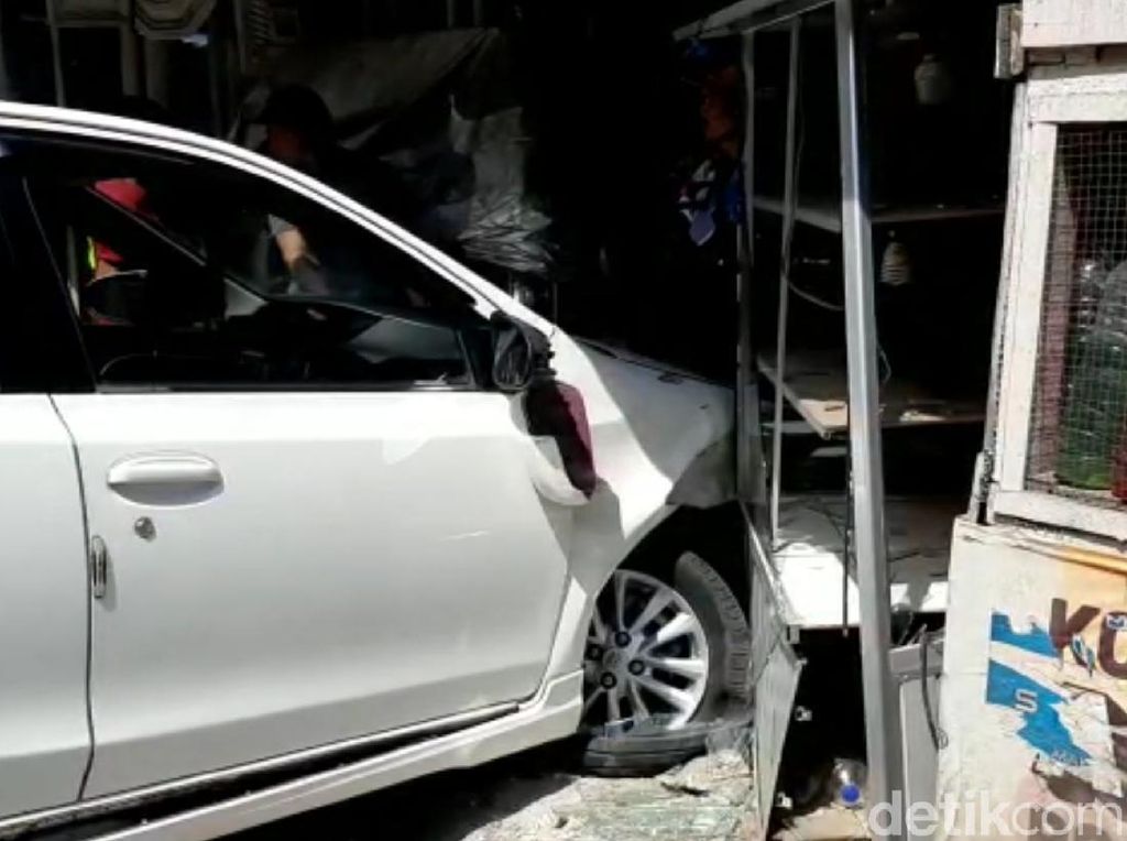 Oleng Usai Adu Banteng, Mobil Seruduk Kios Bensin di Sukabumi Oleng Usai Adu Banteng, Mobil Seruduk Kios Bensin di Sukabumi