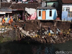 Tanggul Anak Sungai Cikalundung Ambrol, 3 Rumah Terancam Longsor