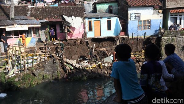 Tanggul di Bandung Ambrol, 3 Rumah Terancam Longsor