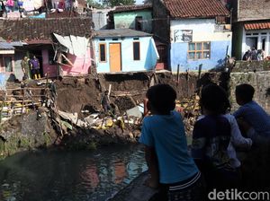 Tanggul di Bandung Ambrol, 3 Rumah Terancam Longsor