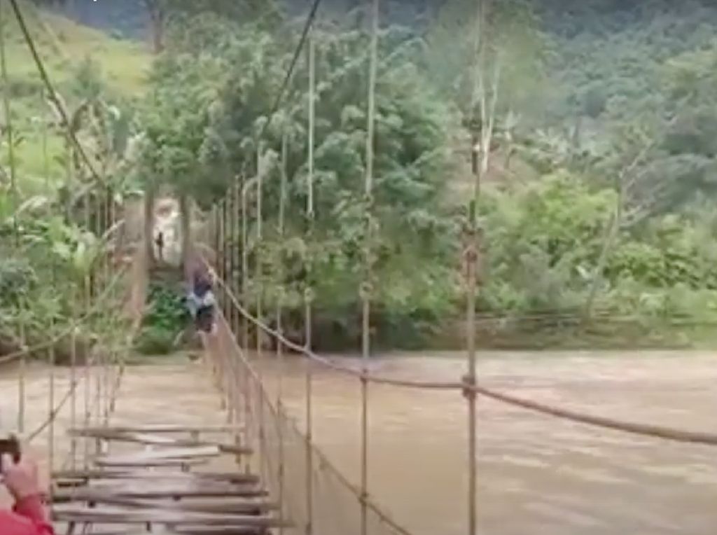 Viral Pelajar di Sulbar Bergantung di Tali Jembatan Rusak Seberangi Sungai Viral Pelajar di Sulbar Bergantung di Tali Jembatan Rusak Seberangi Sungai