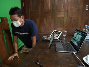 Telat Webinar, Sandiaga Push Up 15 Kali