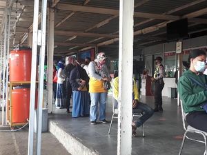 Ramai Peminat, Tes Antigen Acak di Stasiun Bekasi Antre Pagi Ini Ramai Peminat, Tes Antigen Acak di Stasiun Bekasi Antre Pagi Ini