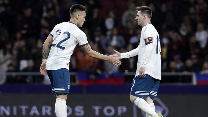 MADRID, SPAIN - MARCH 22:  Lautaro Martinez of Argentina celebrates with Lionel Messi of Argentina after he scores his sides first goal during the International Friendly match between Argentina and Venezuela at Estadio Wanda Metropolitano on March 22, 2019 in Madrid, Spain. (Photo by Gonzalo Arroyo Moreno/Getty Images)