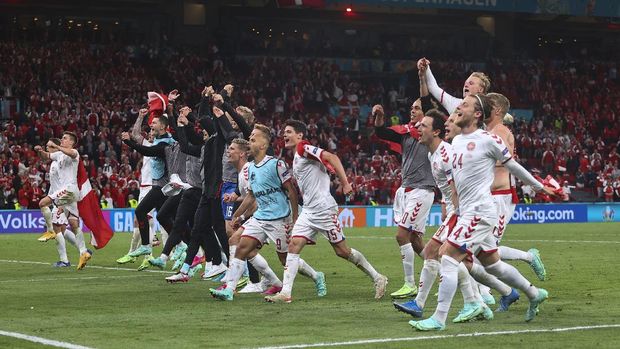 COPENHAGEN, DENMARK - JUNE 21: Players of Denmark celebrate in front of their fans following their side's victory in the UEFA Euro 2020 Championship Group B match between Russia and Denmark at Parken Stadium on June 21, 2021 in Copenhagen, Denmark. (Photo by Wolfgang Rattay - Pool/Getty Images)