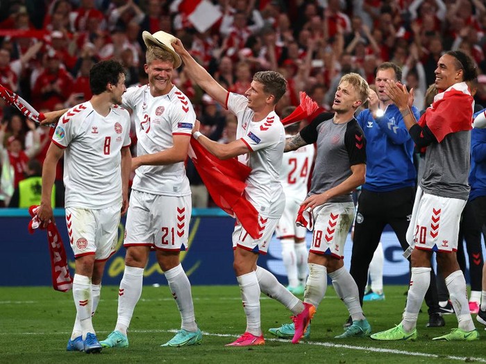 COPENHAGEN, DENMARK - JUNE 21: Andreas Cornelius of Denmark celebrates with teammates Thomas Delaney, Jens Stryger Larsen, Daniel Wass and Yussuf Poulsen after victory in the UEFA Euro 2020 Championship Group B match between Russia and Denmark at Parken Stadium on June 21, 2021 in Copenhagen, Denmark. (Photo by Wolfgang Rattay - Pool/Getty Images)