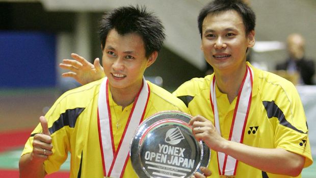 Tony Gunawan Winners of the men's doubles final, Candra Wijaya (L) and Tony Gunawan of Indonesia celebrate their victory over Malaysian team Koo Kein Keat and Tan Boon Heong during an award ceremony at the Japan Open badminton tournament in Tokyo, 15 October 2006. Candra Wijaya and Tony Gunawan beat Koo Kein Keat and Tan Boon Heong by 2-0 (21-15, 21-14). AFP PHOTO / KAZUHIRO NOGI (Photo by KAZUHIRO NOGI / AFP)