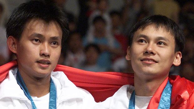 Tony Gunawan Indonesia's Candra Wijaya (L) and partner Tony Gunawan drape themselves in the national flag after defeating South Korea's Lee Dong-Soo and Yoo Yong-Sung in the men's doubles badminton final 21 September 2000 at the Sydney Olympic Park Pavillions. The Indonesia pair won 15-10, 9-15, 15-7 to take gold while the Korean pair settled for silver. AFP PHOTO/Robyn BECK (Photo by ROBYN BECK / AFP)