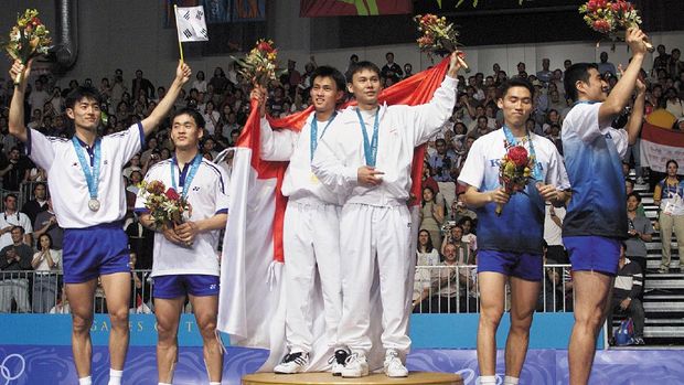 Tony Gunawan Men's doubles badminton gold medalist Candra Wijaya (CL) and Tony Gunawan of Indonesia, silver medalists Lee Dong-Soo (L) and Yoo Yong-Sung of South Korea and bronze medalists Kim Dong-Moon (2nd R) and Ha Tae-Kwon of South Korea pose on the podium during the award ceremony 21 September 2000 at the Sydney Olympic Park Pavillions. AFP PHOTO/Robyn BECK (Photo by ROBYN BECK / AFP)