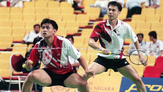 Tony Gunawan The Indonesian mens' doubles team of Chandra Wijaya (R) and Tony Gunawan wait for a return during the finals at the Malaysian Open Badminton Championship in Shah Alam 04 July 1999. Wijaya and Gunawan beat compatriots Flandi Limpele and Eng Hian in straight games 15-6, 15-11. AFP PHOTO/Shamshahrin SHAMSUDIN (Photo by SHAMSHAHRIN SHAMSUDIN / AFP)