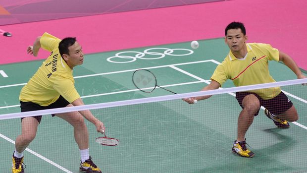 Tony Gunawan US Howard Bach (R) and Tony Gunawan (L) play against South Korea's Chung Jae Sung and Lee Yong Dae during their men's doubles badminton match of the London 2012 Olympic Games on July 28, 2012 in London. South Korea's Chung Jae Sung and Lee Yong Dae won 21-14, 21-19. AFP PHOTO / ADEK BERRY (Photo by ADEK BERRY / AFP)