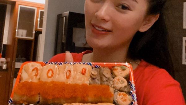 Urus Anak Sambil Asyik Makan Enak, Zaskia Gotik Siap Kembali Manggung