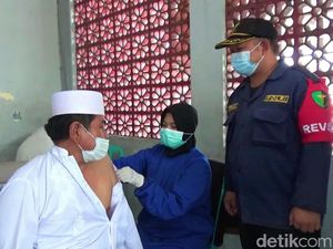 Membludak, Vaksinasi yang Digelar Polisi Diserbu Warga Banyuwangi