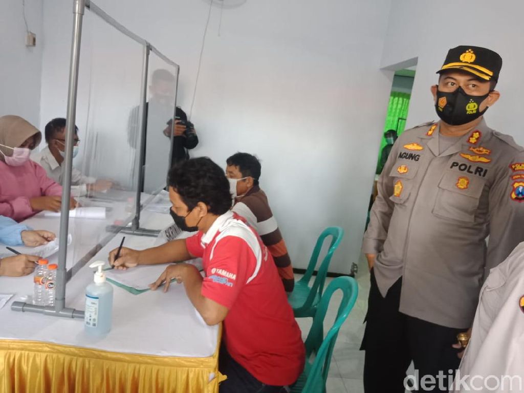 Percepat Vaksinasi COVID-19 di Jombang, Polisi Sasar Warga yang Urus SIM