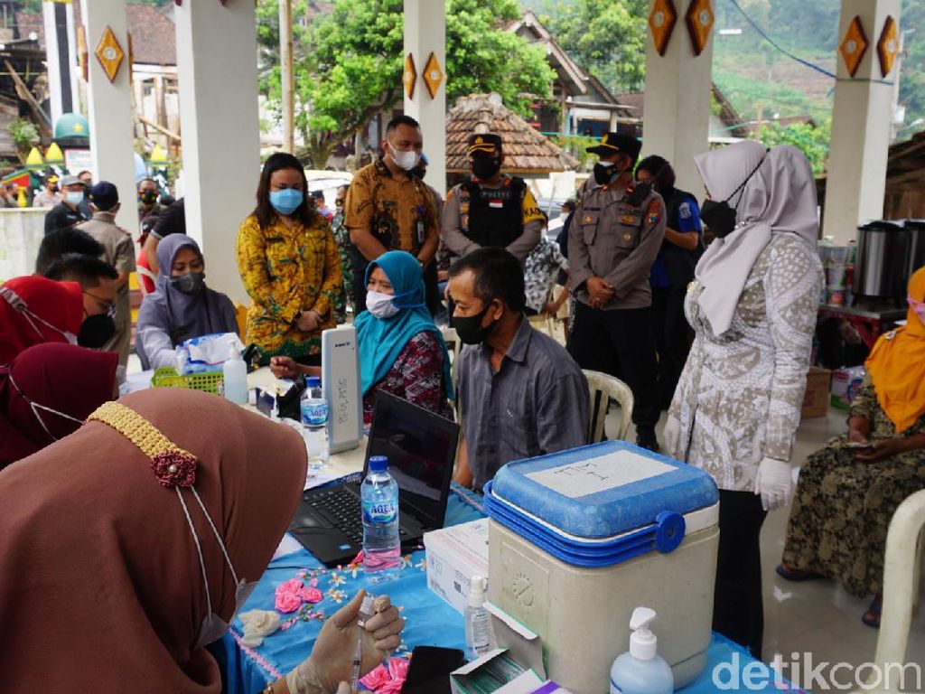 Lika-liku Vaksinasi COVID-19 ke Desa Terpencil di Mojokerto