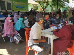 Vaksinasi di Puskesmas Polman Dipadati Warga, Petugas Kewalahan