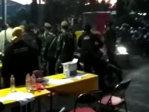 Saat Massa Lempari Penyekatan Suramadu dengan Petasan hingga Anjing Pelacak Disiagakan