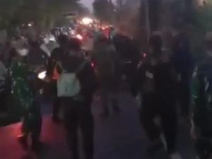 Detik-detik Massa Selama 30 Menit Lempari Pos Penyekatan Suramadu dengan Petasan