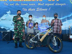 TNI AL Beri Hadiah Sepeda ke Bocah yang Terombang-ambing di Tengah Laut